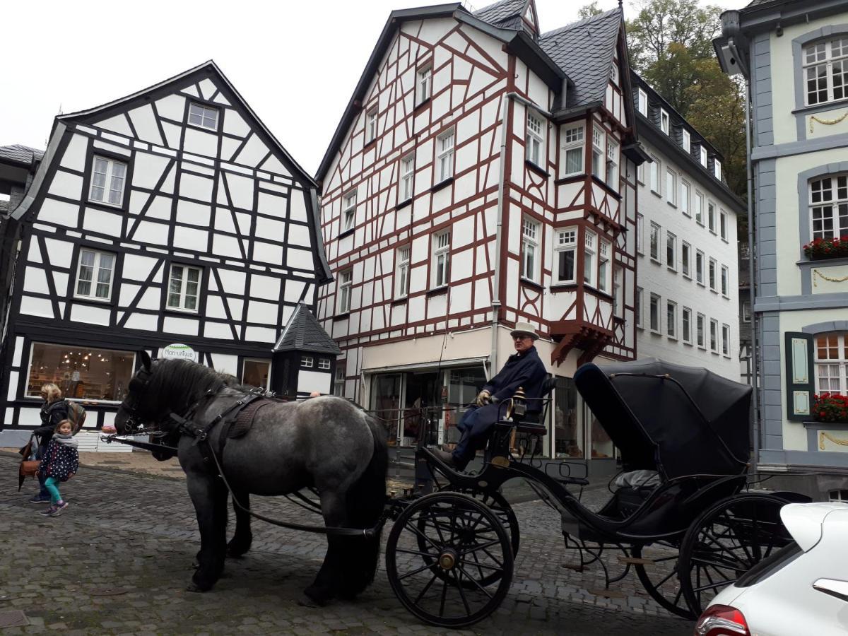 Uber Den Dachern Von Monschau Exteriör bild